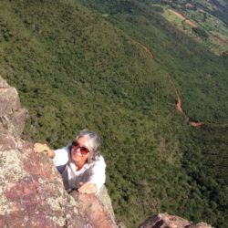 Escalando o a Pedra Grande de Igarapé em 2017, no retiro holístico do centro